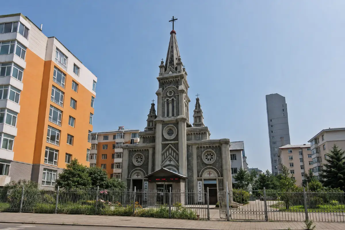 Католическая церковь с готической башней в центре Хуньчуня