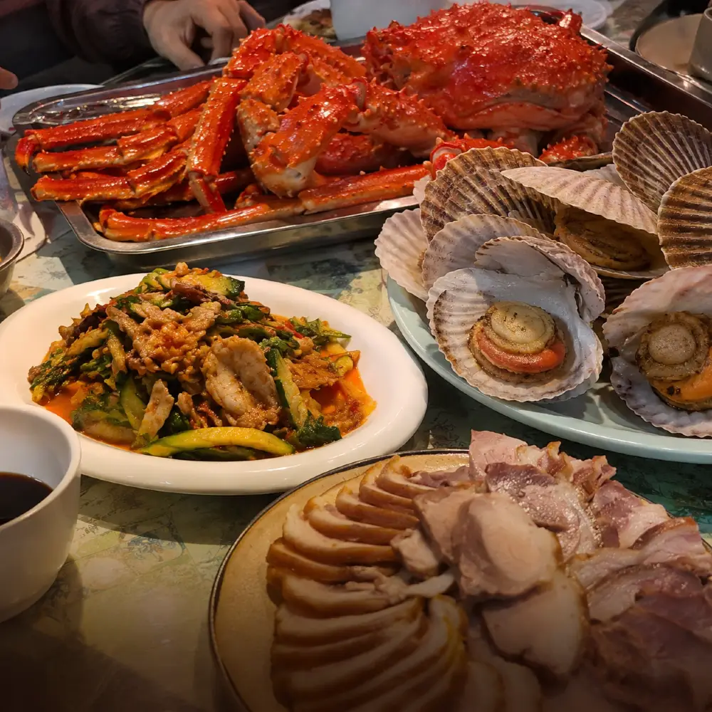 Краб, морские гребешки и блюда из морепродуктов в Хуньчуне