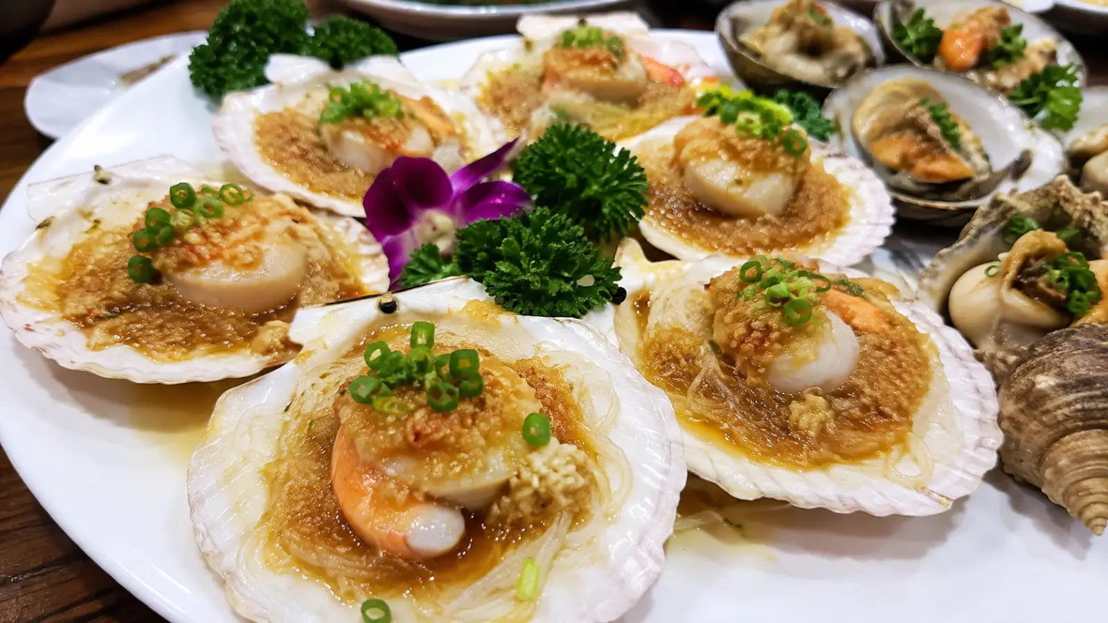 Гребешки и ракушки с чесноком и соусом в Хуньчуне